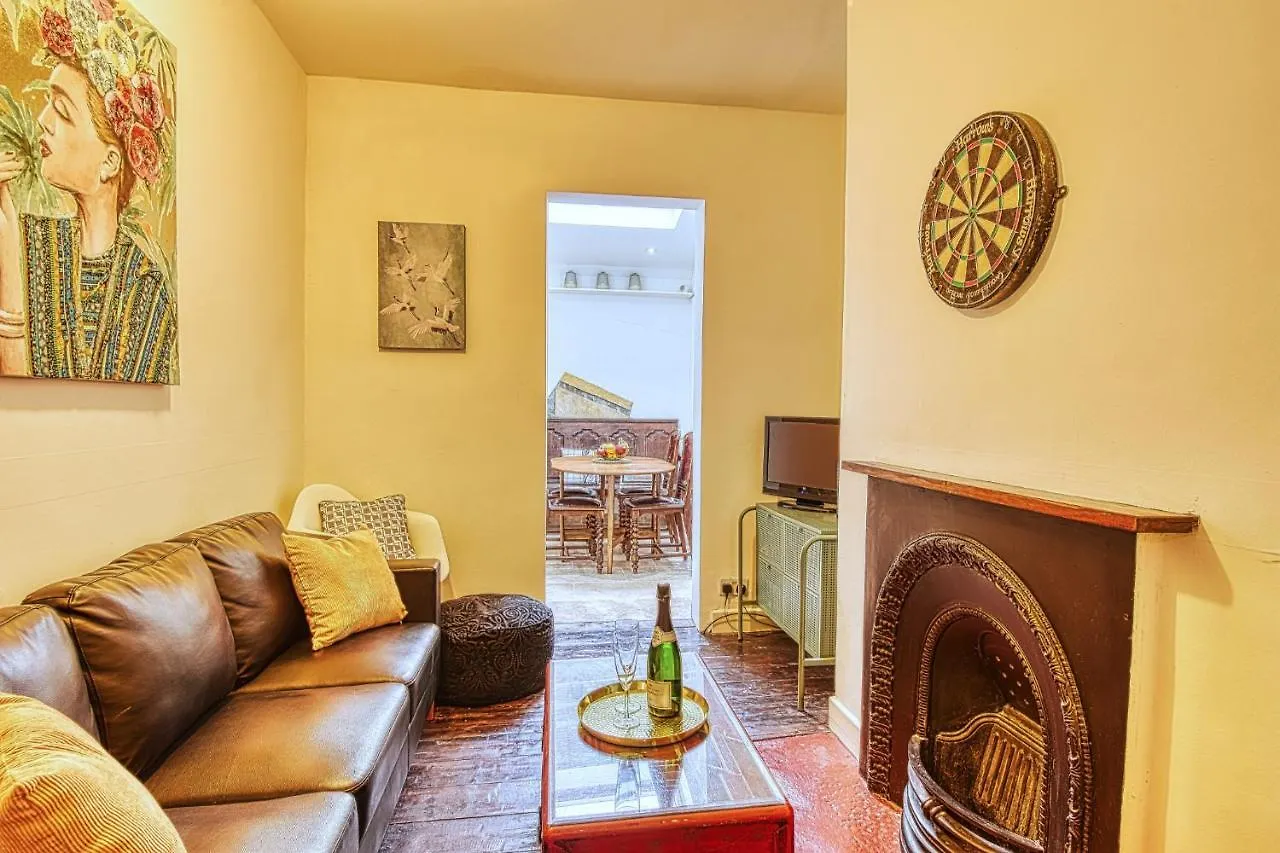 Holiday home 4 Bedroom House In Central Bath With Garden & Free Private Parking