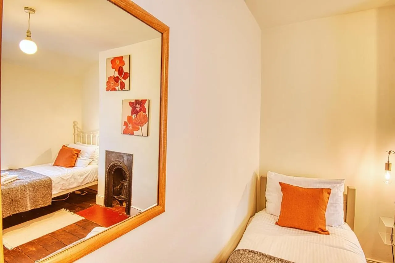 Holiday home 4 Bedroom House In Central Bath With Garden & Free Private Parking